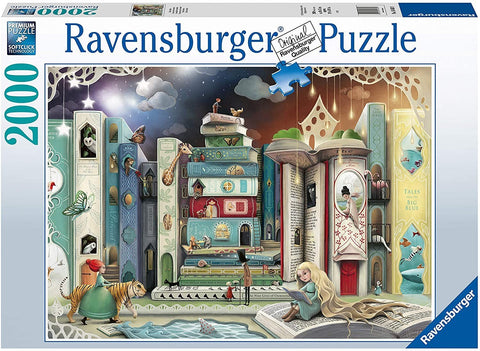 Dėlionė 2000 dalių Ravensburger su pasakų knygų peizažu, smulkiais personažais, atversta knyga ir ilgesnėmis plaukais sėdinčia mergina