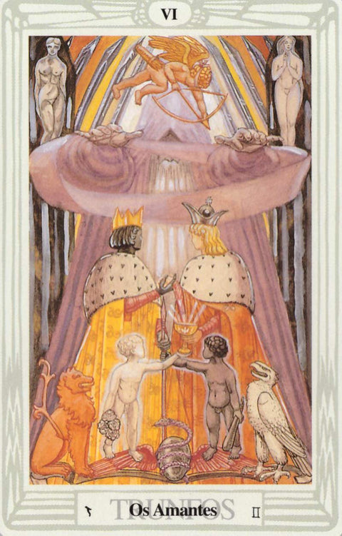 tarot korta Mylėtojai — klasikinė iliustracija su angelu, karaliais ir vaikais šiltuose oranžiniuose tonuose, priekinis planas