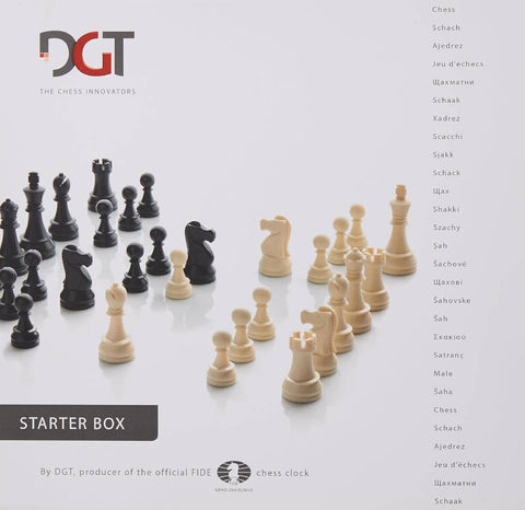 Šachmatų rinkinys DGT Starter Box su juodomis ir natūralaus atspalvio figūrėlėmis, parodytas iš priekio, abi spalvos ir figūrų išdėstymas matomi ir atskirti nuo kitų variantų