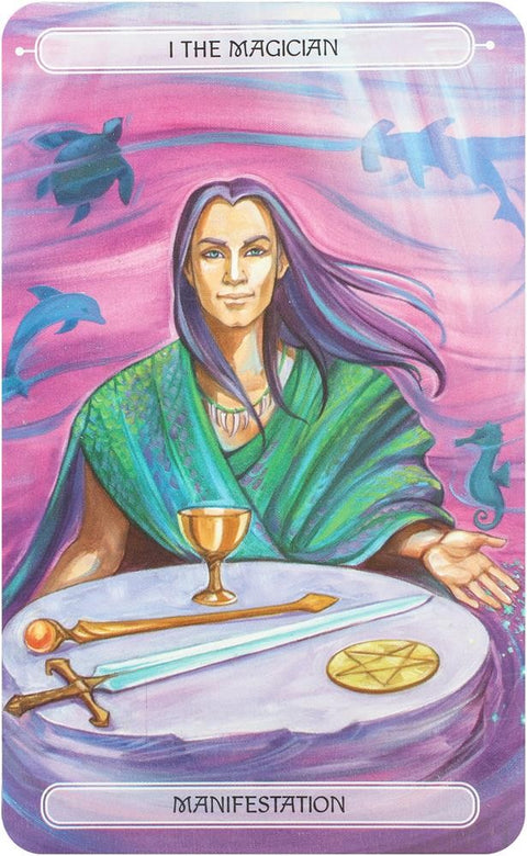 tarot korta The Magician, violetinis fonas su jūrų motyvais, žalia apsiaustė, taurė, kardas ir pentaklis, skirta manifestacijai