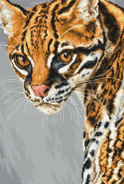 Siuvinys leopardas artima detalė, akcentuojanti kryželių tekstūrą, ryškias oranžines ir juodas spalvas bei žvilgsnio išraišką