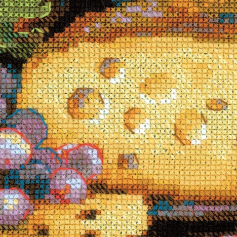 Siuvinėjimo rinkinys: detalus arti geltonų ir alyvinių siūlų ant 14 ct Aida drobės, matoma kryželių tekstūra