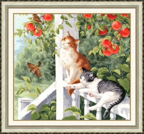 Siuvinėjimo rinkinys rėminis – dvi katės prie obelies su raudonomis obuolėmis, švelnios spalvos ir detalus kryželių dizainas, 45×40 cm variantas