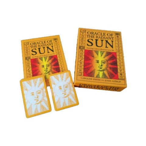 Orakulo kortos The Radiant Sun geltoname dėkle su saulės motyvu ir dviem kortomis, rodoma kortų priekinė pusė