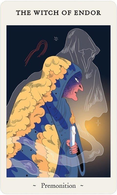 Tarot korta "The Witch of Endor" — mėlynos ir geltonos mantos ragana laiko žvakę, mistiški dūmai ir šešėlinė figūra fone