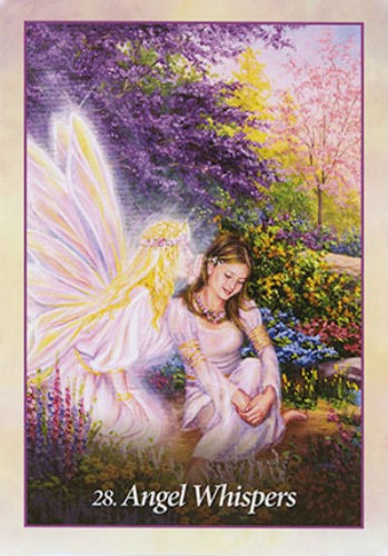 angelų korta numeris 28 „Angel Whispers“ — pastelinės violetinės ir rožinės tonacijos, angelas šnabždantis merginai sode, kortos priekis pirkėjams