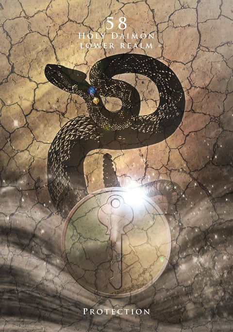 tarot korta Protection — meninis A4 printas: juoda gyvatė apsivijusi bronzinį raktą ant sausringos, sutrūkinėjusios žemės fono