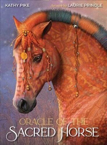 Knyga Oracle of the Sacred Horse, priekinis viršelis su rausvu rudu žirgu dekoruotu karoliukais, Laurie Prindle iliustracija
