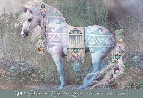 Plakatas «Grey Horse at Singing Lake» – pilkas arklio profilis su pastelinėmis turkio ornamentų juostomis ir gausiomis plunksnomis