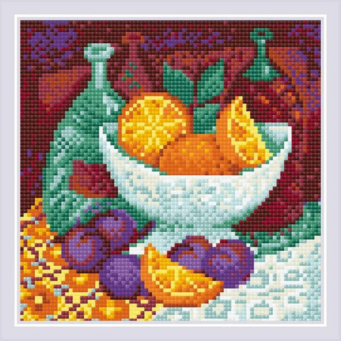 Diamond painting rinkinys su kvadratine deimantų mozaika: oranžiniai apelsinai ir violetinės vynuogės baltame dubenyje tamsiai raudoname fone