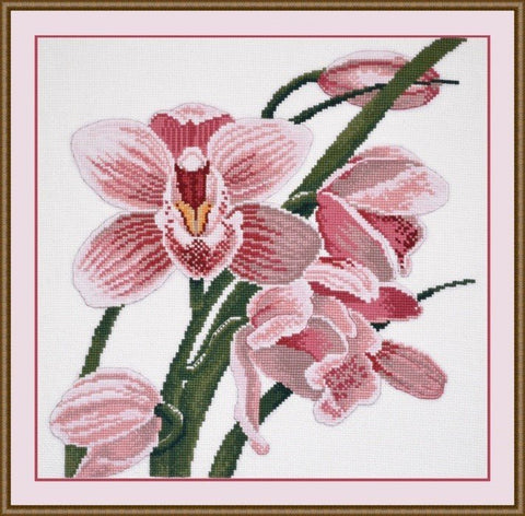 Siuvinys rožinių orchidėjų kryželiu, baigtas ir įrėmintas mediniu rėmu, eksponuojamas pardavimui