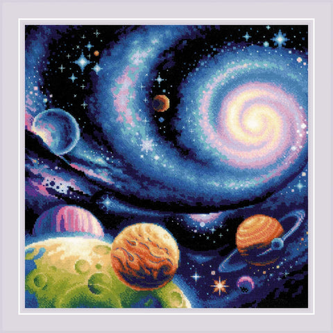 Deimantinė mozaika Kosmosas su mėlyna ir violetine viršūne, didžia spiraline galaktika ir keliomis planetomis