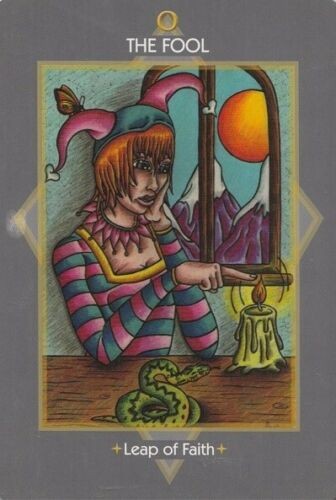 tarot korta The Fool — spalvinga jesterio iliustracija su žvake, gyvate ir kylančia saule