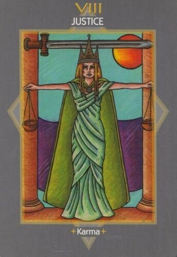 tarot korta Teisingumas, žalia karūnuota figūra centre su svarstyklėmis ir kalaviju, pavadinimas „Karma“