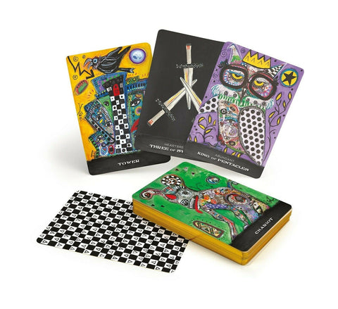 Tarot kortos spalvotu menininko dizainu, fanu parodytos ir sukrautos, su geltonais kraštais ir juodai baltomis nugarėlėmis