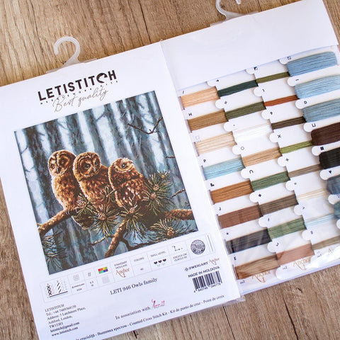 Siuvinėjimo rinkinys LETISTITCH su trijų pelėdų dizainu ant šakos ir pridedama spalvotų siūlų kortele dešinėje