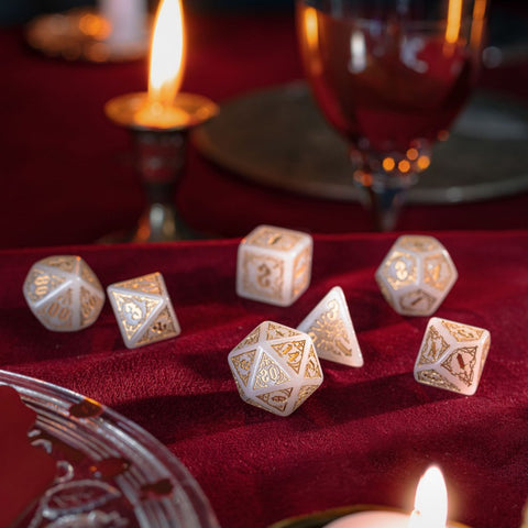 Vampyriškas „Bloodsucker“ RPG kauliukų rinkinys, 7 vnt, balti su auksu