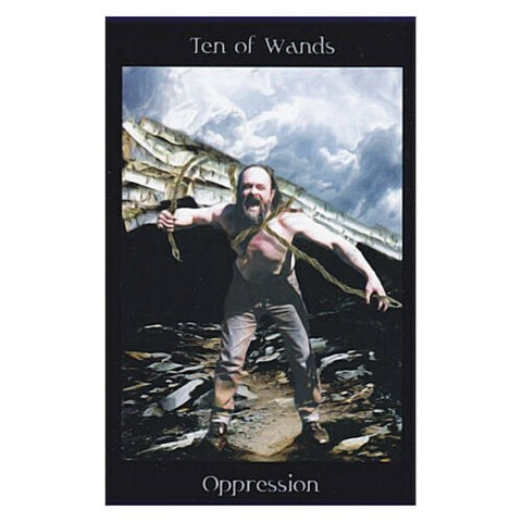 tarot korta Dešimt lazdų (Oppression) – barzdotas vyras neša sunkią naštą prieš audringą dangaus foną