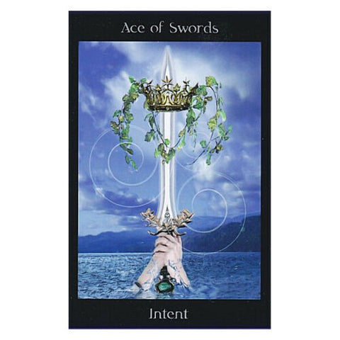 Taro korta Ace of Swords: sidabrinis kardas su karūna ir vijokliais, rankos kyšančios iš vandens, mėlynas jūros fonas