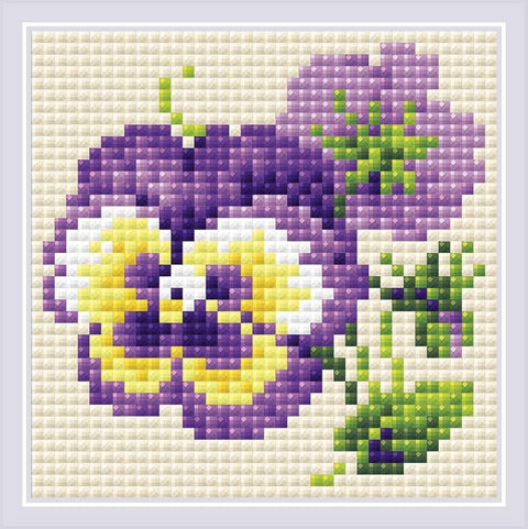 Deimantinė mozaika pansy gėlė violetinė ir geltona, smulkus kvadratinių klosčių artimiausias planas, skirtas 30×30 cm rinkiniui