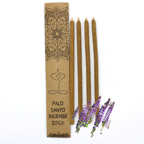 Palo Santo smilkalų lazdelės, 4 ilgai degančios rudos lazdelės šalia kraft dėžutės ir levandų šakelių