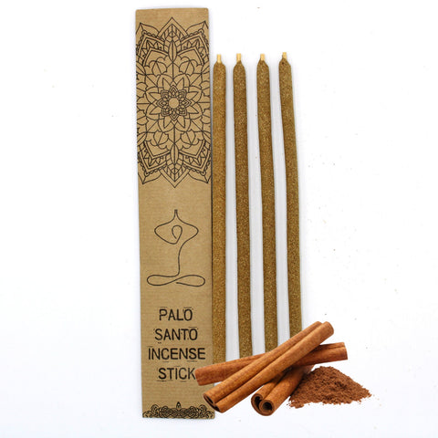 Palo Santo smilkalai, 4 ilgos rudos lazdelės dėžutėje, pateikiami su cinamono lazdelėmis ir prieskonių milteliais kvapo akcentui
