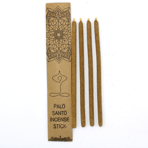 Palo Santo smilkalai rudi ilgomis lazdelėmis, 4 vnt. šalia dekoratyvios kraft pakuotės priekinio vaizdo