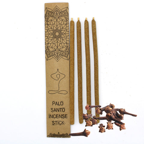 Palo santo smilkalų lazdelės rudos, 4 vnt., padėtos šalia kraft dėžutės su mandalos piešiniu ir gvazdikėlių akcentu