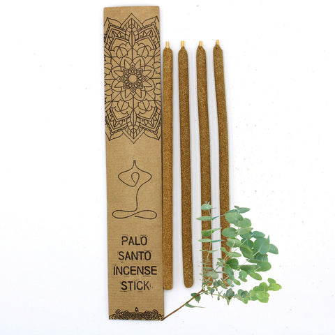 Palo Santo smilkalai ilgomis auksinės rudos lazdomis, supakuoti kraft dėžutėje su eukalipto šakele aromatiniams ritualams