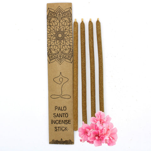 Palo Santo smilkalai, ilgomis rudos spalvos lazdelėmis, dėžutė su mandala piešiniu ir dekoratyvinėmis rožinėmis gėlėmis