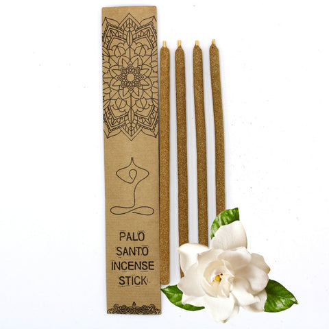 Palo Santo smilkalai, rudos ilgos lazdelės šalia kraft pakuotės ir baltos gėlės, 4 vnt., skirtos ramybės ir valymo ritualams