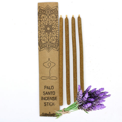 Palo Santo smilkalai, keturi ilgi rudi lazdelių komplektas prie dekoruotos kartoninės dėžutės ir levandų ryšulėlio