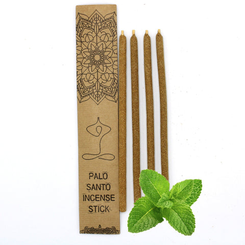 Palo Santo smilkalų lazdelės, 4 rudos lazdelės šalia kraft dėžutės su mandalos raštu ir mėtų aromato akcentu