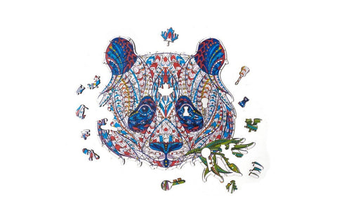 Medinis panda galvosūkis ryškiais mėlynais, raudonais ir žaliais ornamentais, matomas iš priekio su keliais išimtinais detalėmis