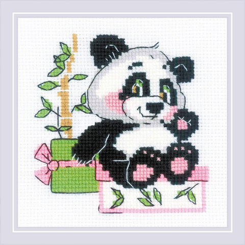 Kryželių rinkinys: sėdinti juodai-balti panda su rožinėmis pėdutėmis ir žaliomis detalėmis, parodyta rėmuose
