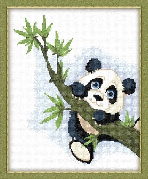Kryželių rinkinys Panda – baigta rėminta siuvinėta kompozicija su žaliu bambuko šaka ir švelniu mėlynu fonu