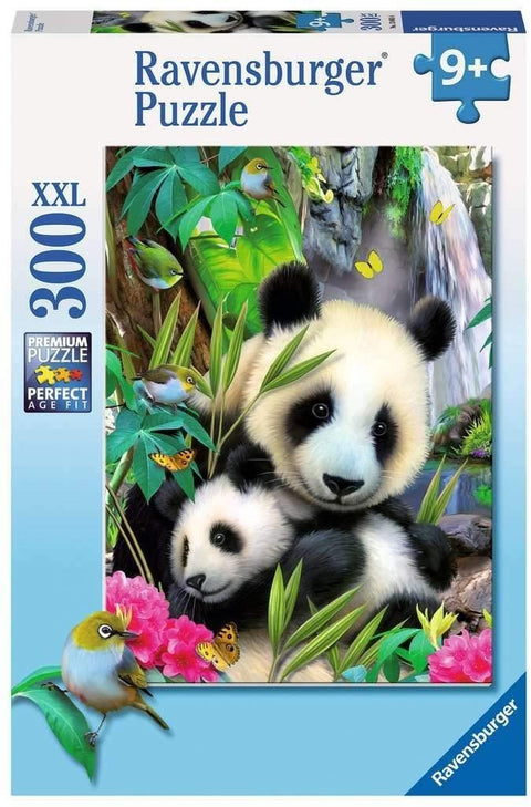 Dėlionė Ravensburger 300 XXL su miela suaugusio ir kūdikio panda iliustracija ant pakuotės priekinės dalies