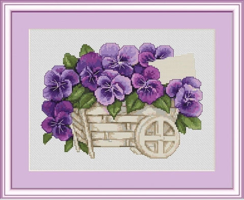 Siuvinėjimo rinkinys kryželiu: violetinių našlaičių krepšelis su rausvai lila rėmu, 30×24 cm
