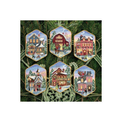 kalėdiniai ornamentai išsiuvinėti kaimo miestelio scenomis, rinkinys su šešiais skirtingais žiemos nameliais