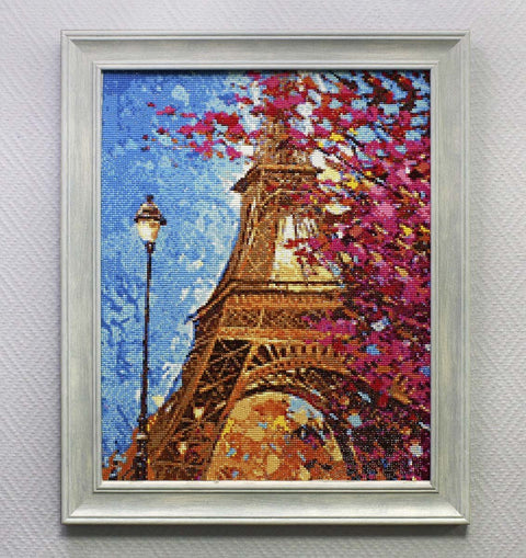 Diamantinė mozaika Eifelio bokštas, baigtas rėme 30×40 cm, ryškūs rožiniai žiedai, mėlynas dangus ir gatvės žibintas