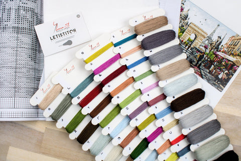 Siuvinėjimo siūlai Letistitch 30 spalvų paletė ant kortelių, pateikta kampu kartu su kryželių modelio simbolių diagrama