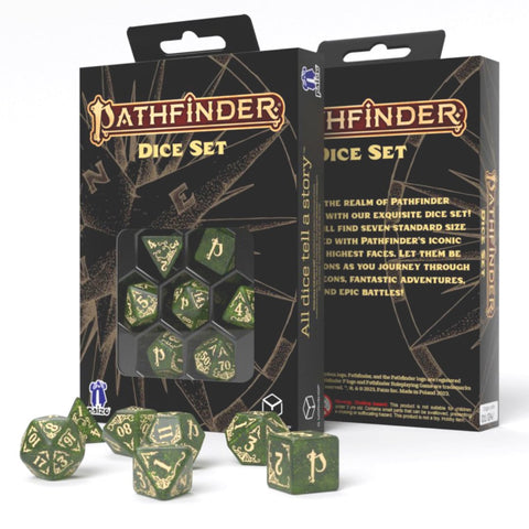 Pathfinder kauliukų rinkinys žalias su auksiniais skaičiais, septyni standartiniai kauliukai išdėstyti priešais dėžutę