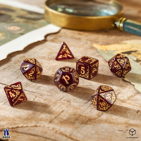 RPG kauliukų rinkinys bordo su auksiniu ornamentu, 7 dalių komplektas, artimas kampas paryškina raiškias skaičių detales