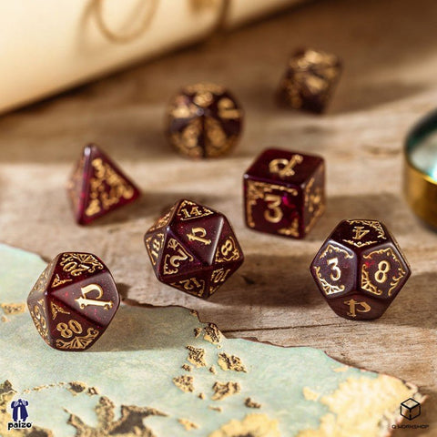Kauliukai RPG komplektas 7 vnt., tamsiai bordo spalvos su aukso ženklais, artimas kampas ant žemėlapio