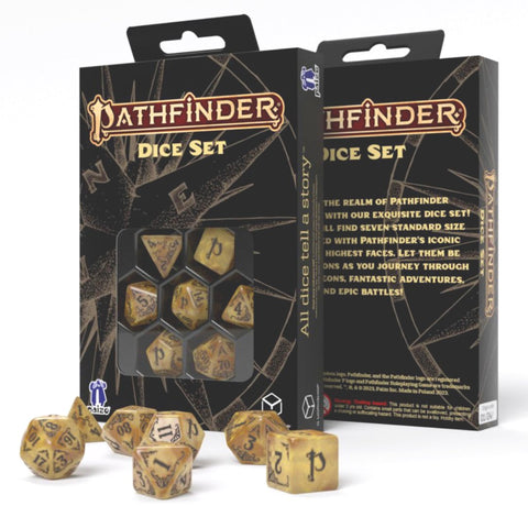 Pathfinder kauliukų rinkinys auksinių marmorinių kauliukų (7 vnt., d20–d4) su juodais ženklais, pateiktas dėžutėje ir keli išdėstyti priekyje