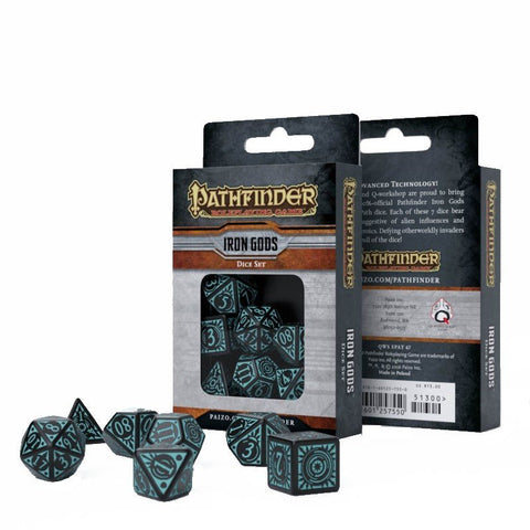 Pathfinder žaidimo kauliukai Iron Gods rinkinys: juodi poliedriniai kauliukai su melsvai žaliais runiniais skaičiais, išrikiuoti priešais pakuotę