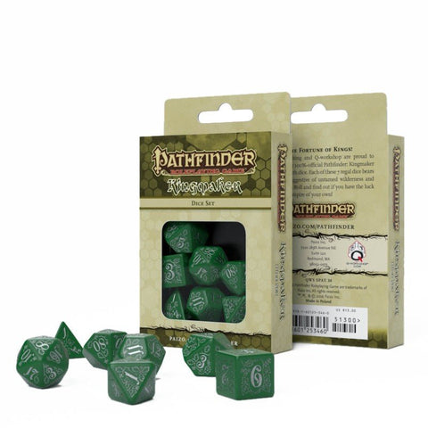 Pathfinder kauliukai, žalias 7 dalių rinkinys su sidabriniais skaitmenimis, parodyti pakuotėje ir keli išdėstyti priekyje