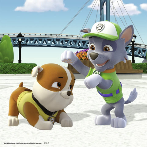 Minkštas žaislas PAW Patrol: žaliasis gelbėtojas stovintis prie gulintį rudo šuniuko lauke, vaikų žaidimams ir kolekcijai