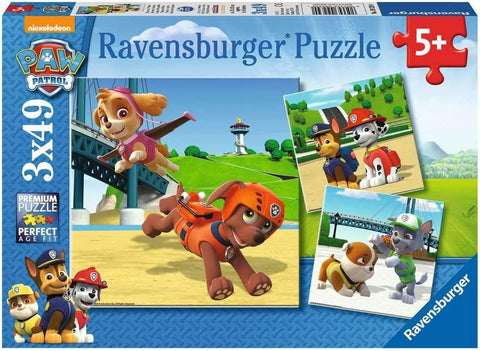 Paw Patrol dėlionė Ravensburger, 3×49 dalių, 5+ metų — dėžėje trys skirtingi komandos nuotykių piešiniai su pagrindiniais personažais