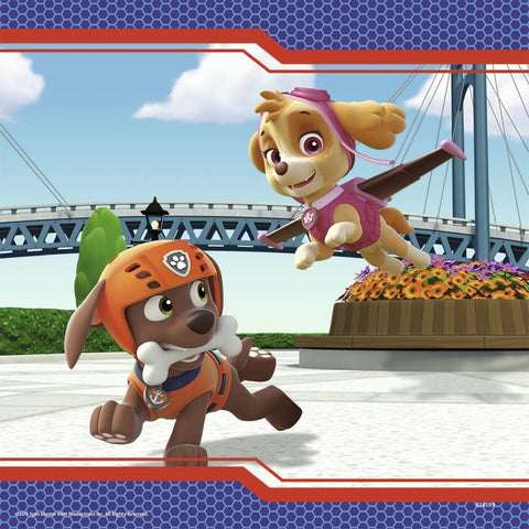 Plakatas Paw Patrol: Skye skrenda su rožine parašiuto įranga virš tilto, Rubble bėga su oranžiniu šalmu
